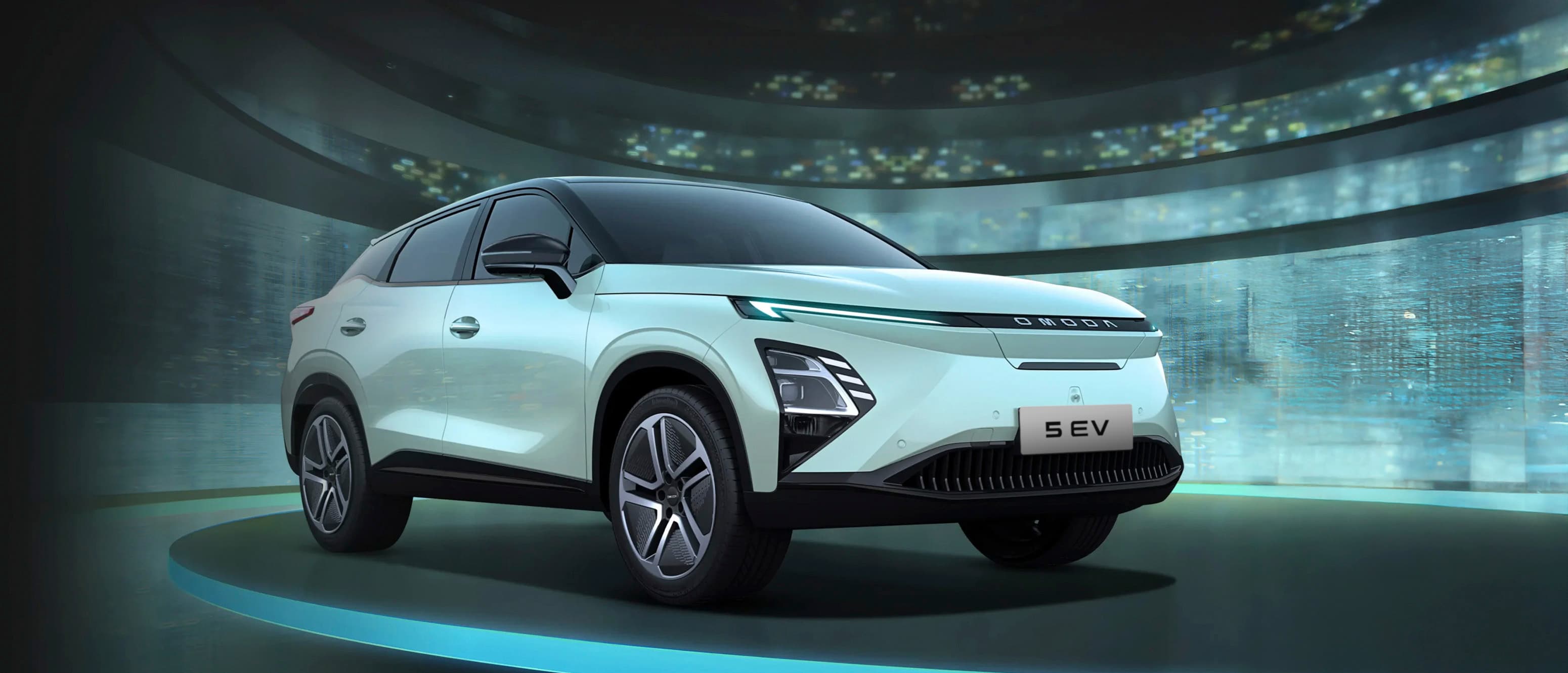OMODA 5 EV set skråt forfra på oplyst platform