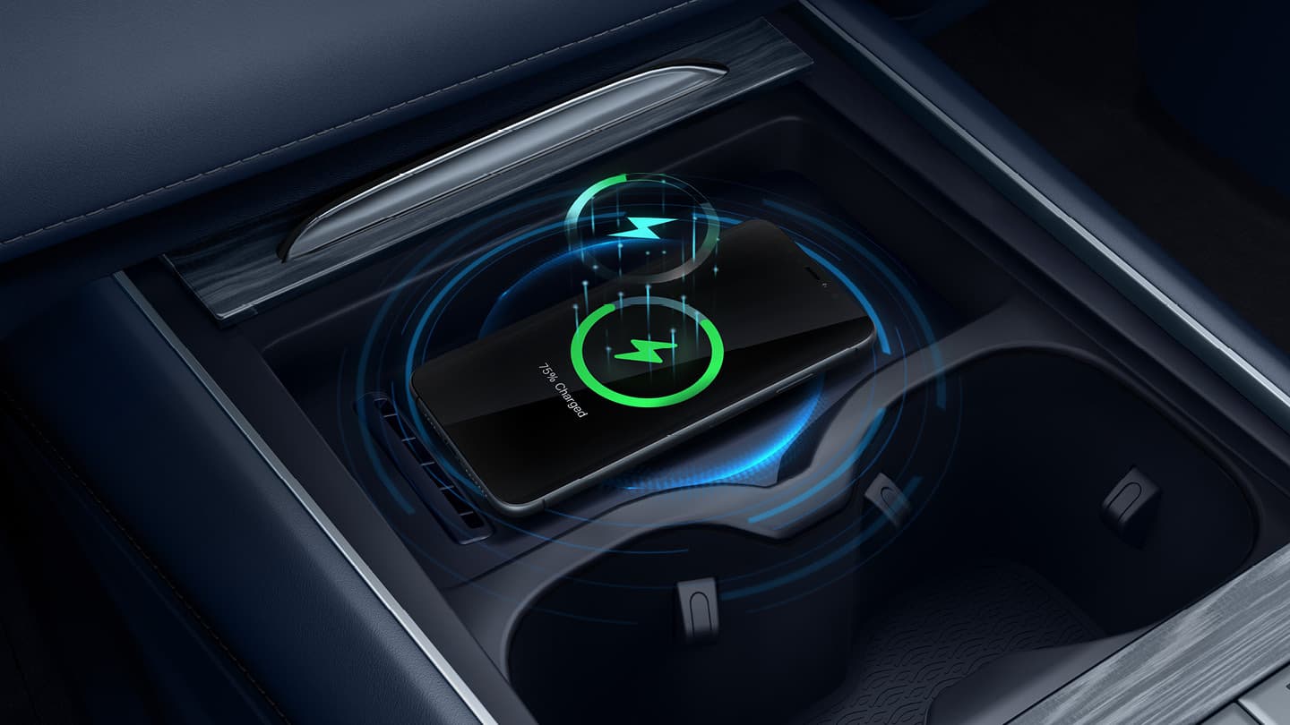 Mobil der bliver opladet trådløst i OMODA 5 EV med grafisk illustration