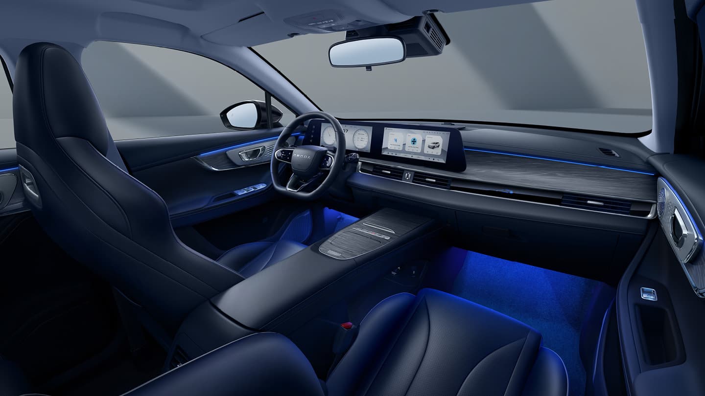 Interiør i OMODA 5 EV med blå stemningsbelysning